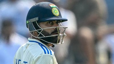 BCCI ने विराट कोहली के टेस्ट रिटायरमेंट पर शेयर किया इमोशनल वीडियो, जानें पूर्व कप्तान ने रेड बॉल क्रिकेट को लेकर क्या कहा SportsTak Hindi