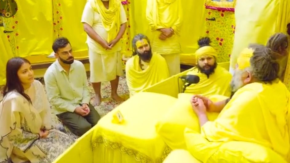विराट कोहली-अनुष्‍का शर्मा की प्रेमानंद महाराज से क्‍या बातचीत हुई? Video आया सामने