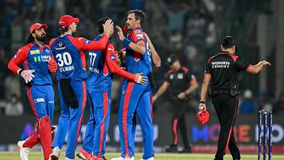 IPL 2025 के बकाया मैचों के लिए कौनसे खिलाड़ी आ रहे और किसका आना मुश्किल, इस तरह से तस्वीर हो रही साफ Delhi Capitals' Mitchell Starc (2R) celebrates with teammates after taking the wicket of Rajasthan Royals' Dhruv Jurel during their IPL 2025 match