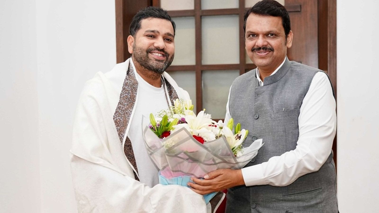 'नया चैप्टर..', रोहित शर्मा ने टेस्ट से रिटायरमेंट के बाद की महाराष्ट्र के मुख्यमंत्री देवेंद्र फडणवीस से मुलाकात, वायरल फोटो ने बढ़ाई हलचल 'नया चैप्टर..', रोहित शर्मा ने टेस्ट से रिटायरमेंट के बाद की महाराष्ट्र के मुख्यमंत्री देवेंद्र फडणवीस से मुलाकात, वायरल फोटो ने बढ़ाई हलचल