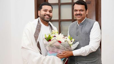 'नया चैप्टर..', रोहित शर्मा ने टेस्ट से रिटायरमेंट के बाद की महाराष्ट्र के मुख्यमंत्री देवेंद्र फडणवीस से मुलाकात, वायरल फोटो ने बढ़ाई हलचल SportsTak Hindi