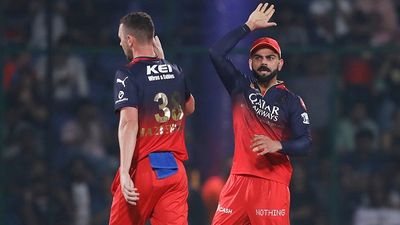 बड़ी खबर: रॉयल चैलेंजर्स बेंगलुरु की टेंशन खत्म, IPL 2025 के बाकी बचे मैचों में टीम से फिर जुड़ेगा ऑस्ट्रेलियाई गेंदबाज SportsTak Hindi