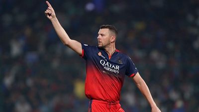 RCB के लिए जोश हेजलवुड बाकी IPL 2025 सीजन में खेलेंगे या नहीं? टीम के डायरेक्टर ने बताई अंदर की बात, कहा - वो अभी हमारे साथ... RCB's star pacer Josh Hazlewood in frame