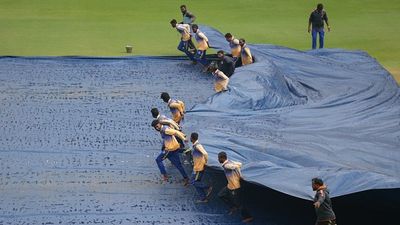 RCB फैंस के लिए बेहद बुरी खबर, बारिश के चलते धुल सकता है KKR के खिलाफ मैच, जानें मौसम का हाल SportsTak Hindi