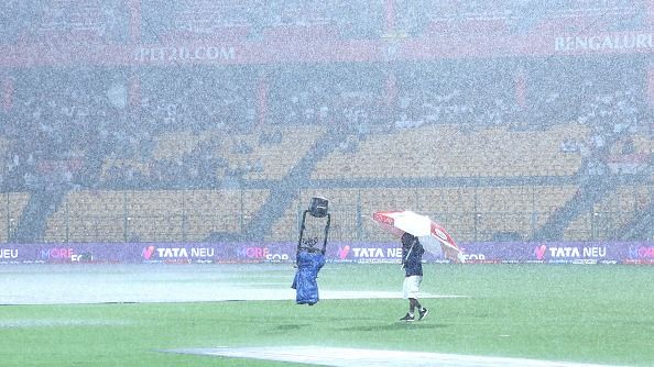 RCB vs KKR के बीच मैच में भयंकर बारिश, कितने बजे तक शुरू नहीं हुआ तो रद्द होगा ये मुकबला और कबसे कटेंगे ओवर्स, जानें सब कुछ   