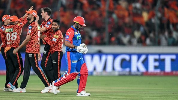 दिल्ली कैपिटल्स सहित 3 टीमों पर आफत, IPL 2025 सीजन के बीच बाहर होंगे ये 4 खिलाड़ी, प्लेऑफ नहीं खेल सकेगा ये धुरंधर! 