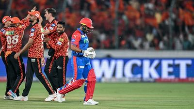 दिल्ली कैपिटल्स सहित 3 टीमों पर आफत, IPL 2025 सीजन के बीच बाहर होंगे ये 4 खिलाड़ी, प्लेऑफ नहीं खेल सकेगा ये धुरंधर! SportsTak Hindi