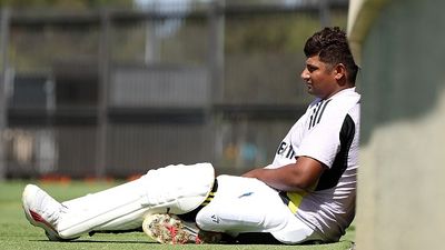 इंग्लैंड में बल्ले से धमाका करने के लिए सरफराज खान ने घटाया 10 किलो वजन, खा रहे हैं उबला खाना, दिन में दो बार ट्रेनिंग SportsTak Hindi