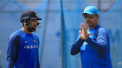 'मैंने रोहित शर्मा पर दबाव बनाया था', हिटमैन के टेस्ट रिटायरमेंट के बाद पूर्व हेड कोच रवि शास्त्री का बड़ा खुलासा SportsTak Hindi