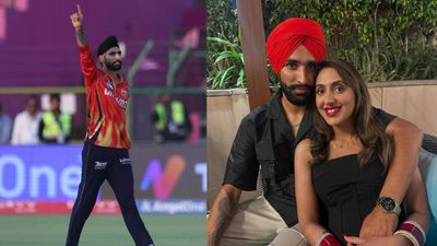 पंजाब के लिए तीन विकेट लेकर धमाल मचाने वाले हरप्रीत बरार ने पत्नी को दिया स्पेशल गिफ्ट, कहा - शादी के बाद पहली बार... Harpreet Brar and his wife