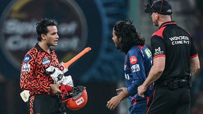 दिग्वेश राठी ने अभिषेक शर्मा का विकेट लेने के बाद मनाया अलग तरह का जश्न, दोनों क्रिकेटर्स के बीच हुई लड़ाई, VIDEO वायरल SportsTak Hindi