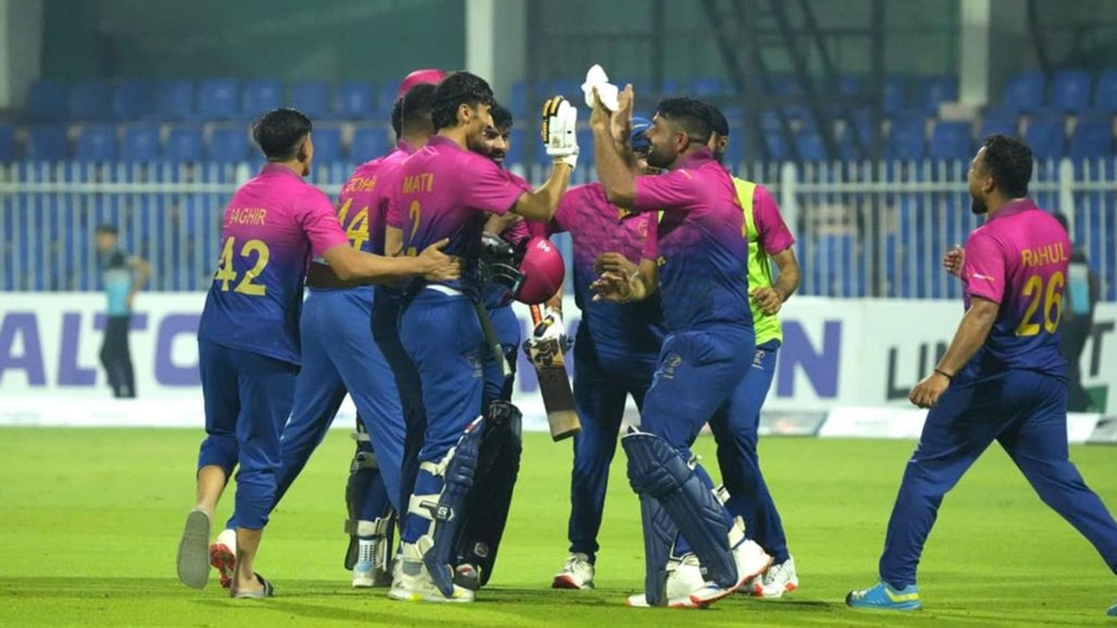 यूएई ने T20I क्रिकेट के इतिहास में बांग्लादेश को पहली बार चटाई धूल, सबसे बड़ा टारगेट हासिल कर रचा इतिहास, MI के स्टार के दम पर दो विकेट से जीता मैच यूएई ने T20I क्रिकेट के इतिहास में बांग्लादेश को पहली बार चटाई धूल, सबसे बड़ा टारगेट हासिल कर रचा इतिहास, MI के स्टार के दम पर दो विकेट से जीता मैच