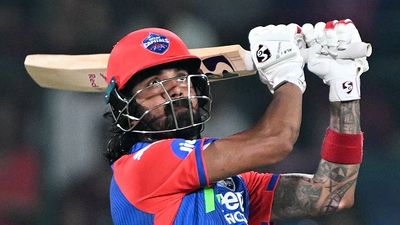 मुंबई के खिलाफ मुकाबले से पहले दिल्ली कैपिटल्स को बड़ा झटका, केएल राहुल को घुटने में लगी चोट, छोड़ना पड़ा मैदान SportsTak Hindi