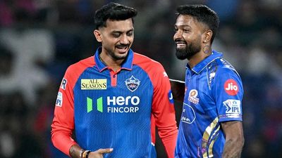 MI vs DC Predicted playing XI: मुंबई इंडियंस के खिलाफ प्लेऑफ की जंग से दिल्ली कैपिटल्स करेगी फाफ डु प्लेसी को बाहर! जानें क्या हो सकती है दोनों टीमों की प्लेइंग इलेवन SportsTak Hindi