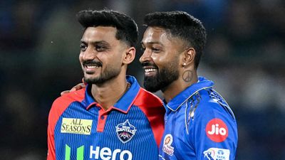 MI vs DC : दिल्ली ने जीता टॉस, अक्षर पटेल टीम से बाहर तो ये धुरंधर बना कप्तान, जानें दोनों टीमों की Playing XI Axar Patel, Hardik Pandya