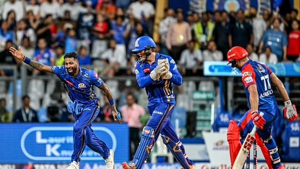 MI VS DC: दिल्ली को अपने घर पर 59 रन से रौंद कर मुंबई इंडियंस ने प्लेऑफ में बनाई जगह, सूर्यकुमार यादव का गरजा बल्ला