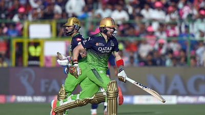 RCB को तगड़ा झटका, IPL 2025 के प्लेऑफ से बाहर हो जाएगा ये धाकड़ बल्लेबाज, जानें क्या है मामला ? Phil Salt (R) and Virat Kohli of Royal Challengers Bengaluru run between the wickets during the 2025 IPL match between Rajasthan Royals and Royal Challengers Bengaluru
