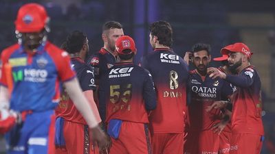 RCB कैंप में खुशी की लहर, प्लऑफ के लिए टीम से जुड़ा से विरोधी टीमों को कंपाने वाला खिलाड़ी SportsTak Hindi