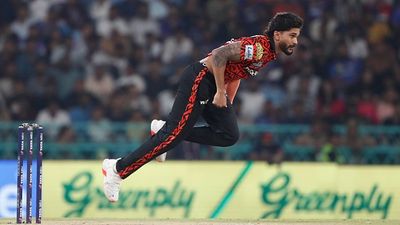 SRH के खराब गेंदबाजी से जूझने के बावजूद नीतीश कुमार रेड्डी ने आखिरी तीन मैचों में ही क्यों की बॉलिंग? हेड कोच ने बताई वजह SportsTak Hindi