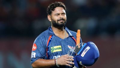 ऋषभ पंत पूरे सीजन रहे फ्लॉप पर अंत में ठोका शतक तो मेंटोर जहीर खान ने तोड़ी चुप्पी, कहा - उसे जरूर ये सीखना.. SportsTak Hindi