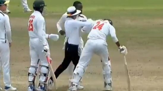 WATCH: क्रिकेट मैदान पर कभी नहीं हुआ ऐसा, अफ्रीकी गेंदबाज ने बीच मैच में बांग्लादेशी बैटर का हेलमट पकड़ मारा मुक्का, अंपायर ने हाथ फैलाकर रुकवाई लड़ाई WATCH: क्रिकेट मैदान पर कभी नहीं हुआ ऐसा, अफ्रीकी गेंदबाज ने बीच मैच में बांग्लादेशी बैटर का हेलमट पकड़ मारा मुक्का, अंपायर ने हाथ फैलाकर रुकवाई लड़ाई