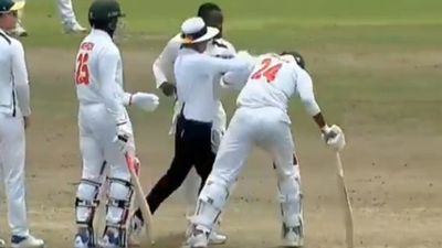 WATCH: क्रिकेट मैदान पर कभी नहीं हुआ ऐसा, अफ्रीकी गेंदबाज ने बीच मैच में बांग्लादेशी बैटर का हेलमट पकड़ मारा मुक्का, अंपायर ने हाथ फैलाकर रुकवाई लड़ाई SportsTak Hindi