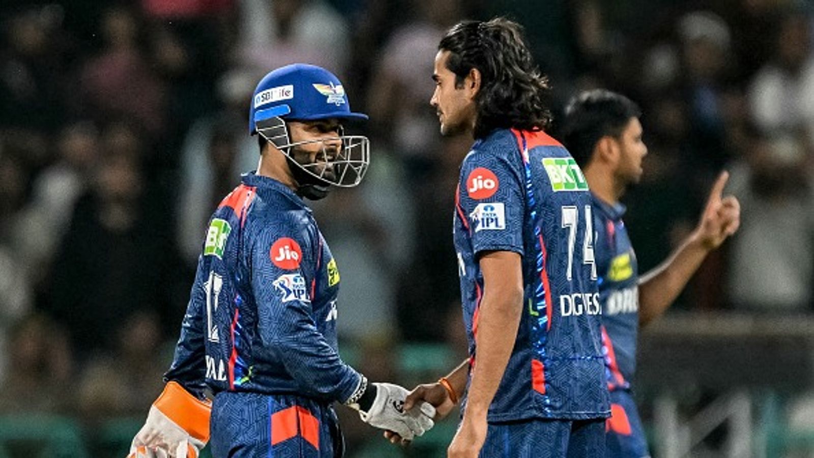 आर अश्विन का ऋषभ पंत पर फूटा गुस्सा, दिग्वेश राठी के रन आउट विवाद को लेकर है पूरा मामला आर अश्विन का ऋषभ पंत पर फूटा गुस्सा, दिग्वेश राठी के रन आउट विवाद को लेकर है पूरा मामला