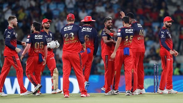 RCB को लेकर कमेंटेटर्स की बात सुनकर आग बबूला हुए एबी डिविलियर्स, बोले- वे बेकार है, बिना जाने... SportsTak Hindi