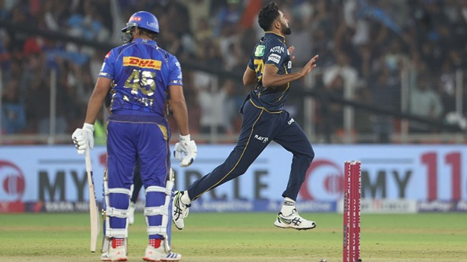 रोहित शर्मा को बोल्ड करने के बाद मोहम्मद सिराज ने इस वजह से नहीं मनाया जश्न, मुंबई इंडियंस के खिलाफ एलिमिनेटर से पहले बताई वजह, Video रोहित शर्मा को बोल्ड करने के बाद मोहम्मद सिराज ने इस वजह से नहीं मनाया जश्न, मुंबई इंडियंस के खिलाफ एलिमिनेटर से पहले बताई वजह, Video