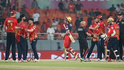'बल्लेबाज खुद पर डाउट करने लगे', RCB के खिलाफ 101 रन पर सिमटने वाली पंजाब किंग्स के कोच का हार के बाद बड़ा बयान SportsTak Hindi