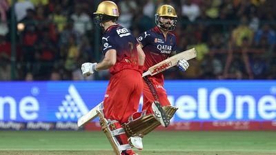 विराट कोहली के साथ दो महीने रहकर और दो मैच खेलकर सुधरा इस इंग्लिश खिलाड़ी का खेल, ठोका करियर का सर्वोच्च स्कोर, चौके-छक्कों की कर दी बारिश SportsTak Hindi