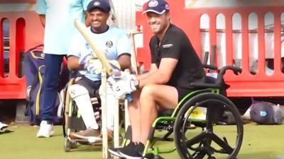 एबी डिविलियर्स ने व्हीलचेयर पर बल्लेबाजी कर दुनिया को चौंकाया, मुंबई टीम के साथ प्रैक्टिस सेशन में हवा में उड़ाए शॉट, Video SportsTak Hindi