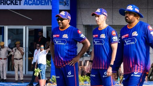 मुंबई इंडियंस में आते ही नए खिलाड़ियों का कैसे बदल जाता है माइंडसेट? एलिमिनेटर में जीत के बाद हेड कोच का खुलासा, सीनियर का बताया हाथ महेला जयवर्धने (बाएं)