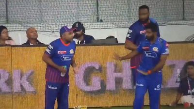 जसप्रीत बुमराह ने गुजरात के खिलाफ मैच के दौरान कोच जयवर्धने को कराया शांत, नहीं सुनी उनकी बात और फिर...VIDEO Jasprit Bumrah and Mahela Jayawardene