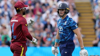 वेस्टइंडीज की टीम को मिली ICC से कड़ी सजा, इंग्लैंड के खिलाफ वनडे मैच में कप्तान से हुई थी ये भारी गलती Jacob Bethell, Shai Hope