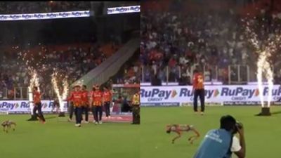 मुंबई के खिलाफ मुकाबले से ठीक पहले श्रेयस अय्यर को मजाक पड़ा भारी, आग के साथ खेला तो मिला दर्द, VIDEO SportsTak Hindi