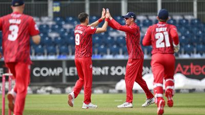 11 साल बाद टी20 क्रिकेट खेलने उतरा इंग्लैंड का दिग्गज खिलाड़ी, 11वीं गेंद पर ही ले लिया विकेट, देखिए 42 की उम्र वाले धुरंधर का कमाल SportsTak Hindi