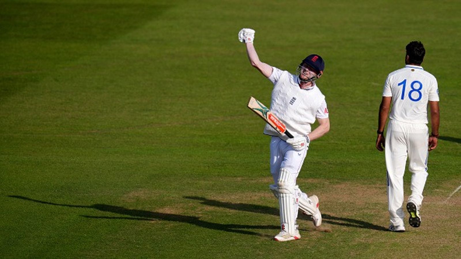 भारत के 557 रनों के सामने इंग्लैंड का पलटवार, तीन-तीन शतकों से अंग्रेजों ने टेस्ट सीरीज से पहले भारतीय गेंदबाजों की खोली पोल भारत के 557 रनों के सामने इंग्लैंड का पलटवार, तीन-तीन शतकों से अंग्रेजों ने टेस्ट सीरीज से पहले भारतीय गेंदबाजों की खोली पोल