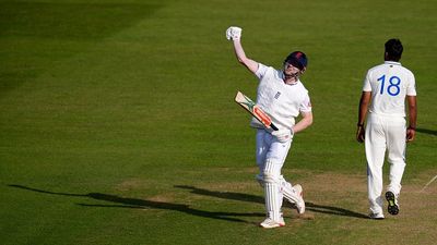 भारत के 557 रनों के सामने इंग्लैंड का पलटवार, तीन-तीन शतकों से अंग्रेजों ने टेस्ट सीरीज से पहले भारतीय गेंदबाजों की खोली पोल England Lion's Dan Mousley celebrates reaching his century