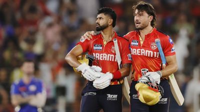 PBKS vs MI: पंजाब किंग्स ने मुंबई इंडियंस को हराया ही नहीं, श्रेयस अय्यर के दम पर 18 साल का गुरूर भी तोड़ डाला SportsTak Hindi