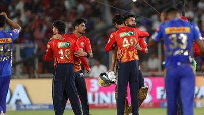 श्रेयस अय्यर जीत के बाद पंजाब किंग्स के इस खिलाड़ी से हुए नाराज, हाथ नहीं मिलाया, जमकर डांट पिलाई, सामने आया गुस्से वाला वीडियो SportsTak Hindi