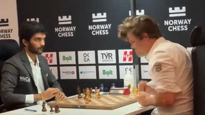 गुकेश से पहली बार मिली हार तो तमतमाए दुनिया के नंबर एक शतरंज खिलाड़ी कार्लसन, गुस्से में बोर्ड पर मारा मुक्का, फिर भारतीय स्टार की थपथपाई पीठ, Video SportsTak Hindi