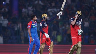 RCB को करारा झटका! 60 छक्के लगाने वाला क्या फाइनल से बाहर? कप्तान रजत पाटीदार ने दी डराने वाली अपडेट Krunal Pandya of Royal Challengers Bengaluru (R) and Tim David