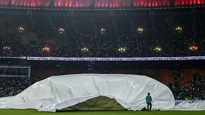 RCB vs PBKS, Ahmedabad Weather Today: अहमदाबाद में छाए काले बादल, IPL 2025 Final पर मंडराया बारिश का खतरा, जानें मैच के वक्त कैसा रहेगा मौसम? फाइनल से पहले 50 फीसदी बारिश की आशंका