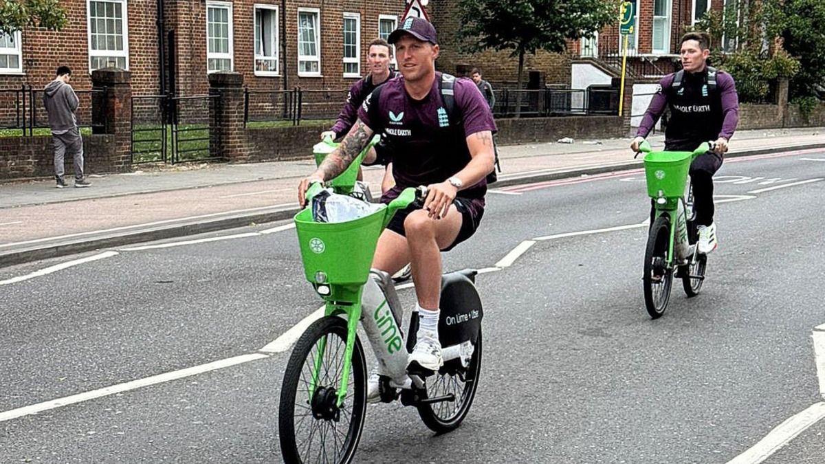 ENG vs WI मैच के टॉस में अजीबोगरीब वजह से देरी, वेस्ट इंडीज टीम ट्रैफिक में फंसी, इंग्लैेंड वाले साइकल से पहुंचे, देखिए Video