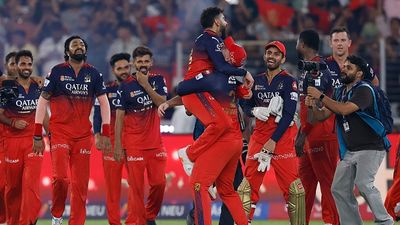 RCB vs PBKS, IPL 2025 Final: RCB ने 18 साल का सूखा किया खत्म, फाइनल में पंजाब किंग्स को 6 रन से हराकर जीता खिताब SportsTak Hindi