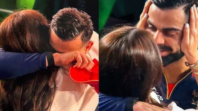 RCB ने जीता खिताब तो अनुष्का शर्मा से गले लग फूट- फूटकर रोने लगे विराट कोहली, VIDEO ने फैंस को किया भावुक SportsTak Hindi