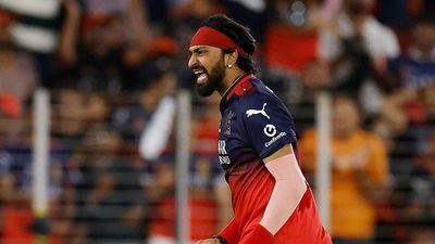 RCB के चैंपियन बनते ही क्रुणाल पंड्या ने खोला बड़ा राज, 2 महीने पहले हार्दिक से किया था वादा, कहा - हमारे परिवार में 9 ट्रॉफी... Krunal Pandya during the final match