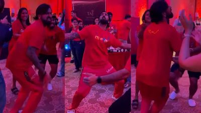 पहली बार IPL चैंपियन बनने के बाद RCB की रातभर चली डांस पार्टी, फाइनल के असली हीरो को देख हर कोई रह गया दंग, Video SportsTak Hindi