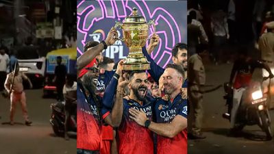 IPL 2025: RCB की जीत के जश्न में बेकाबू हुए फैंस, आधी रात सड़क पर जमा हुई भीड़, पुलिस को चलानी पड़ी लाठी, Video SportsTak Hindi